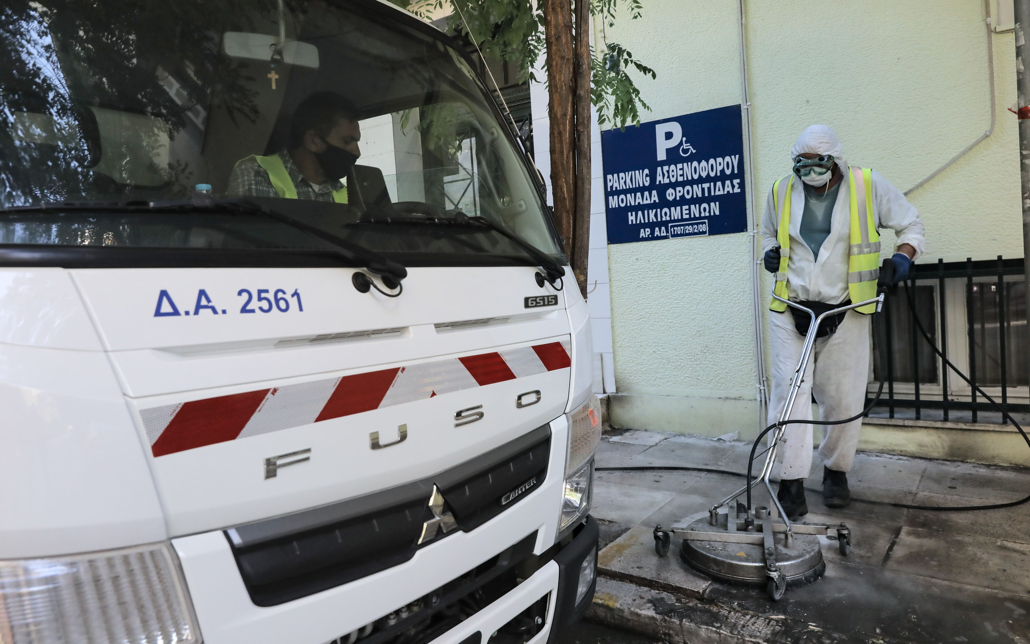 Μεταφέρονται σε νοσοκομεία ηλικιωμένοι από το γηροκομείο στον Άγιο Παντελεήμονα-1