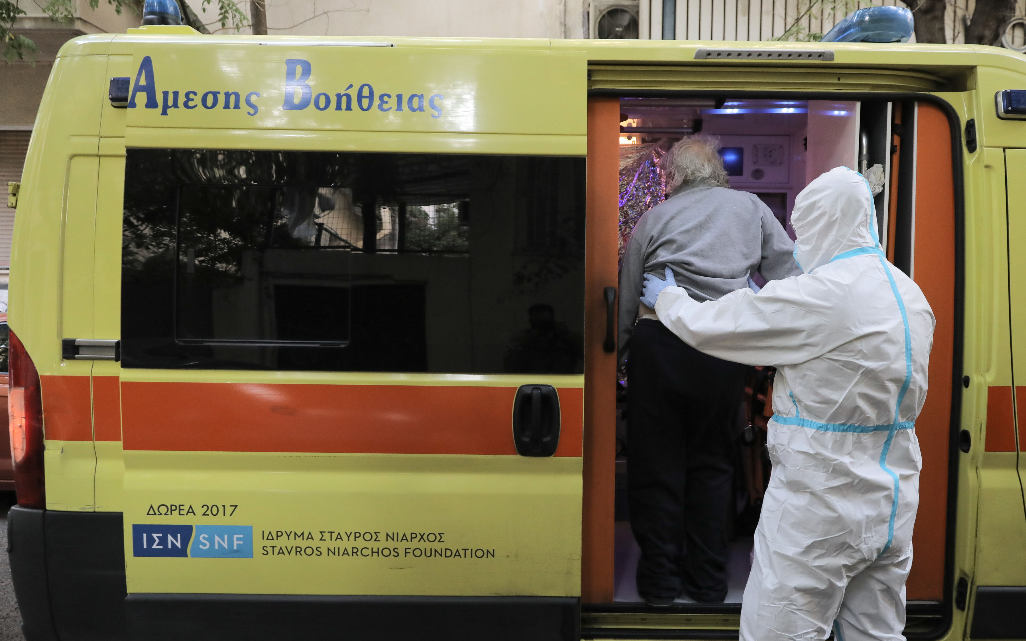 Μεταφέρονται σε νοσοκομεία ηλικιωμένοι από το γηροκομείο στον Άγιο Παντελεήμονα-2