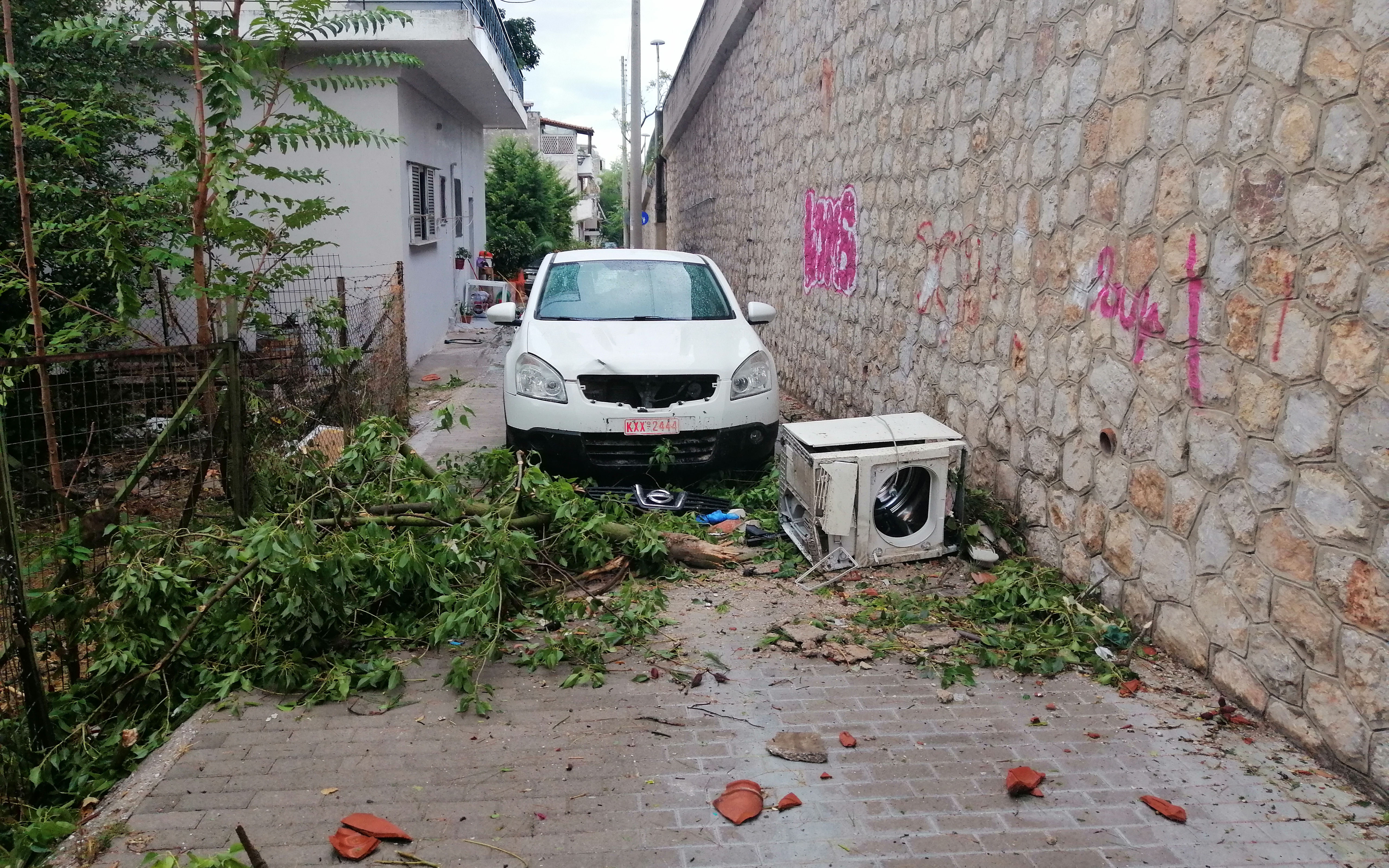 Σάρωσε περιοχές της Αττικής η κακοκαιρία – Τρεις τραυματίες (εικόνες)-1