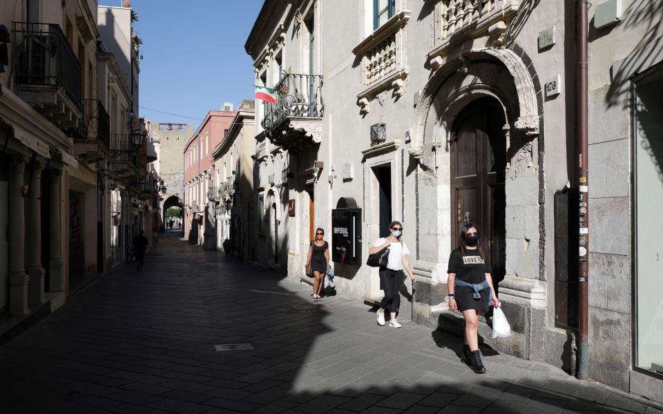 ιταλία-προ-των-πυλών-η-υποχρεωτική-χρή-561106669