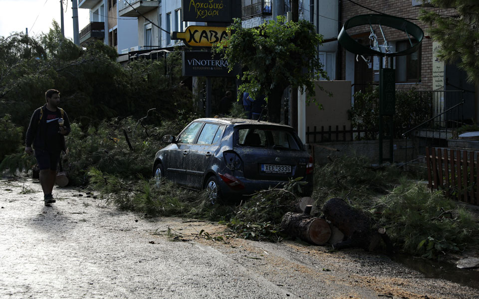Σάρωσε περιοχές της Αττικής η κακοκαιρία – Τρεις τραυματίες (εικόνες)-7
