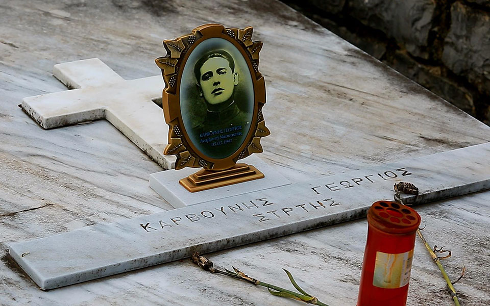 πάσα-γη-τάφος-για-7-776-ήρωες-561129733