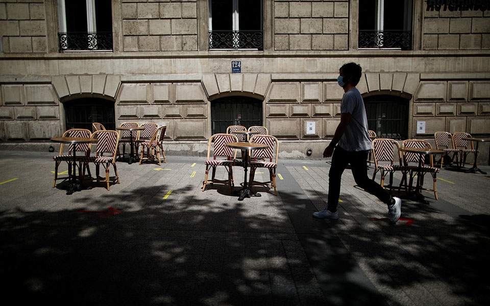 κλειστά-μπαρ-και-εστιατόρια-σε-τέσσερ-561110395