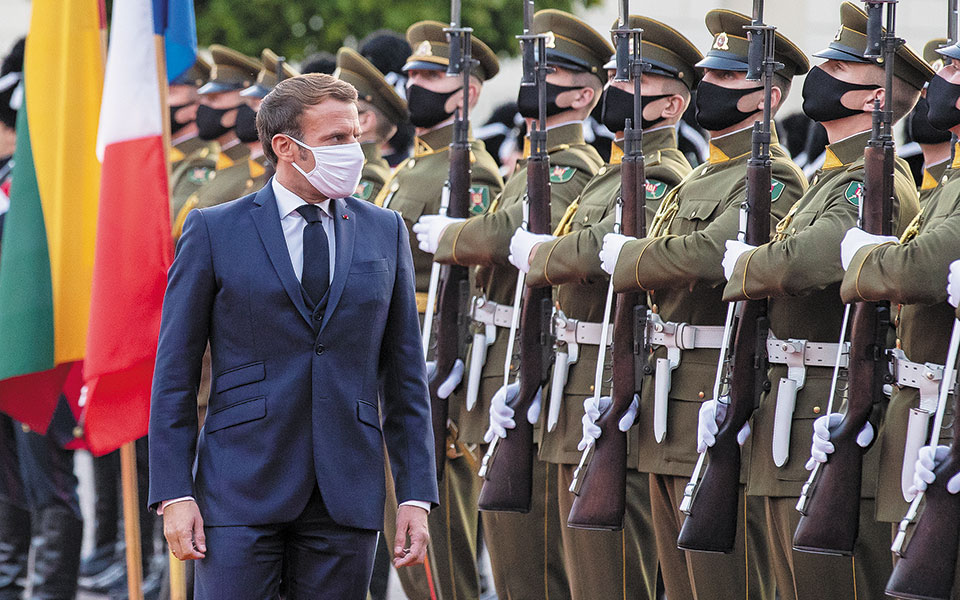 εμανουέλ-μακρόν-ισχυρός-ηγέτης-με-αδύ-561103675