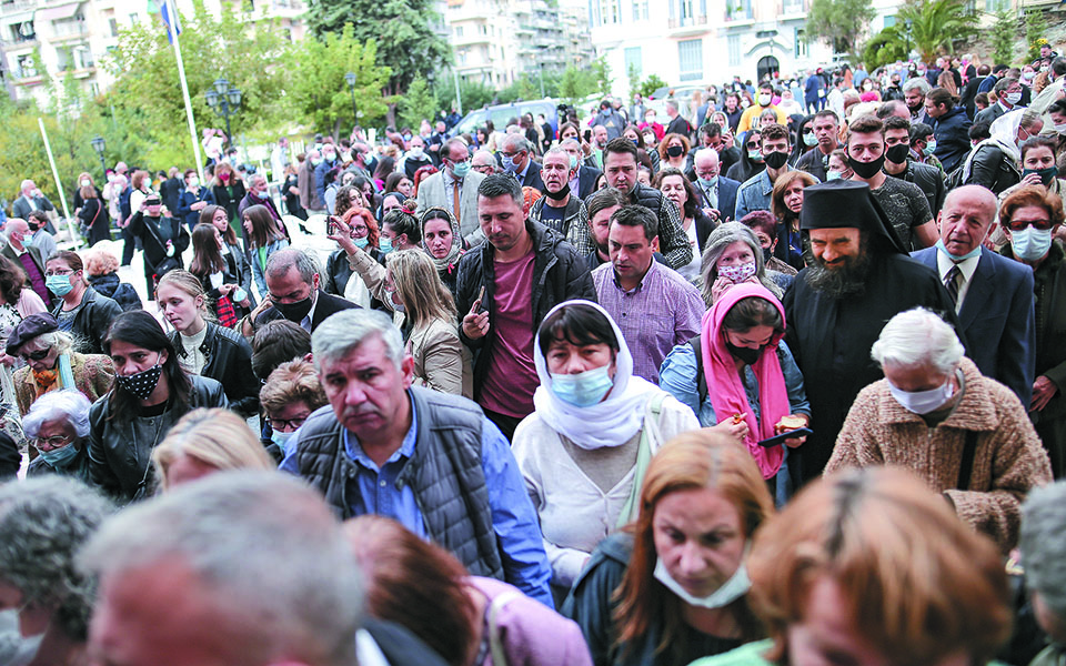 μάσκες-παντού-μεν-αλλά-η-πίστη-δε-561139102