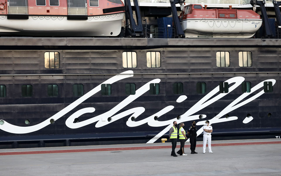 στο-λιμάνι-της-κέρκυρας-το-mein-schiff-6-561101623