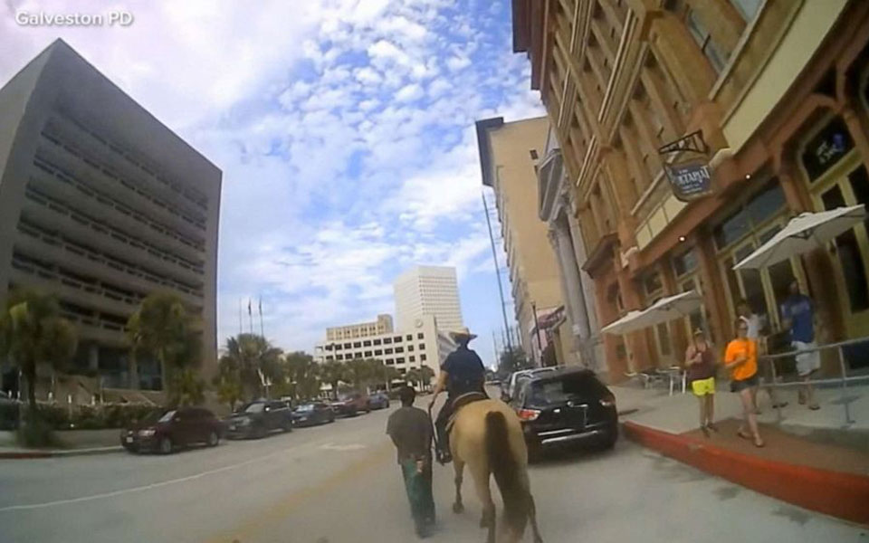 ηπα-λευκοί-έφιπποι-αστυνομικοί-τραβο-561114454