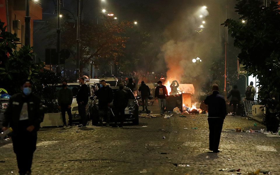 Νάπολη: Διαμαρτυρίες κατά της απαγόρευσης κυκλοφορίας (εικόνες)-2