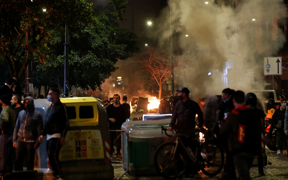 νάπολη-διαμαρτυρίες-κατά-της-απαγόρε-561130024