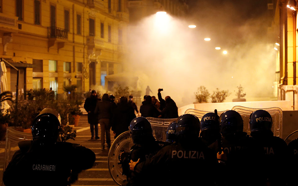 Νάπολη: Διαμαρτυρίες κατά της απαγόρευσης κυκλοφορίας (εικόνες)-1