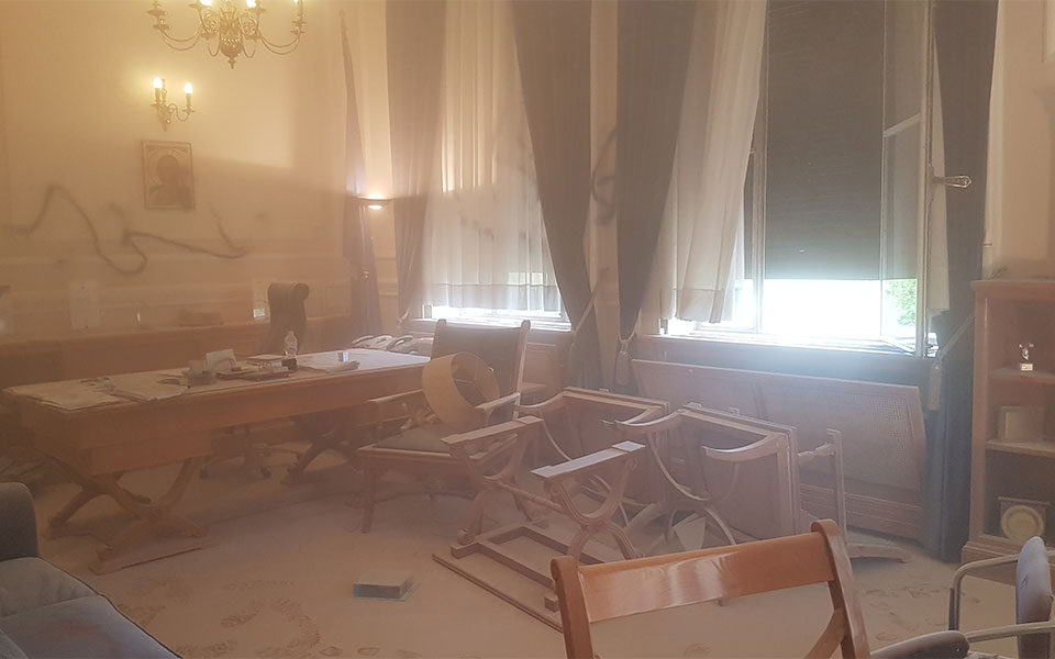 οπα-καταδρομική-επίθεση-στο-γραφείο-τ-561135658