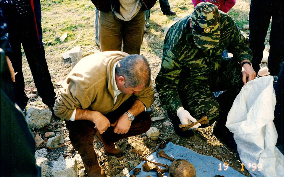το-τρισάγιο-και-η-ταφή-που-άργησαν-δεκα-561129763