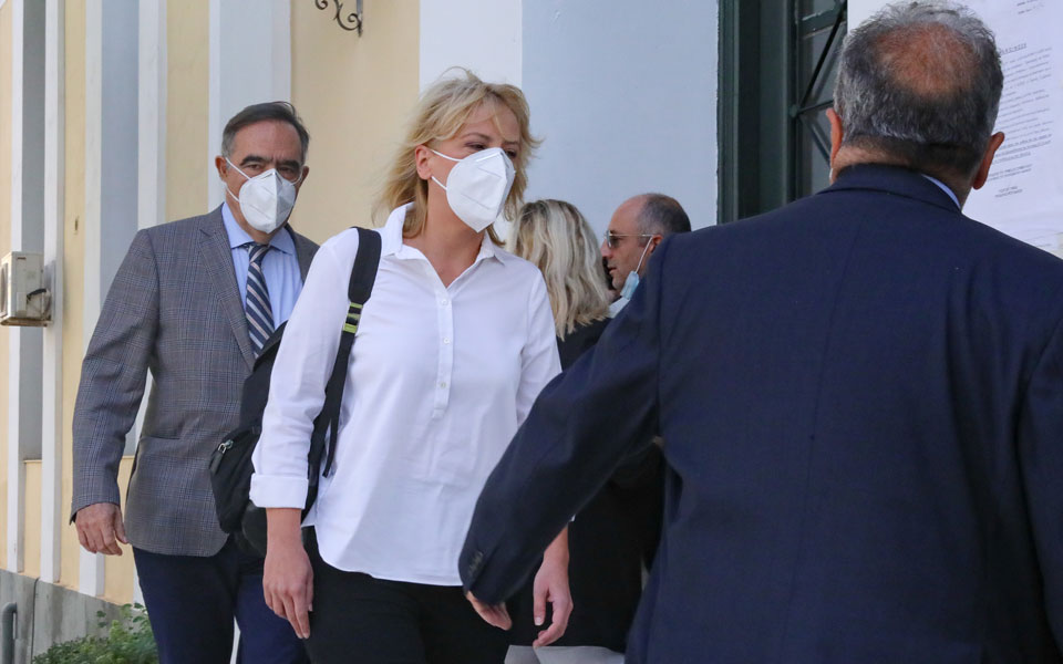 ελεύθερη-χωρίς-περιοριστικούς-όρους-561120469