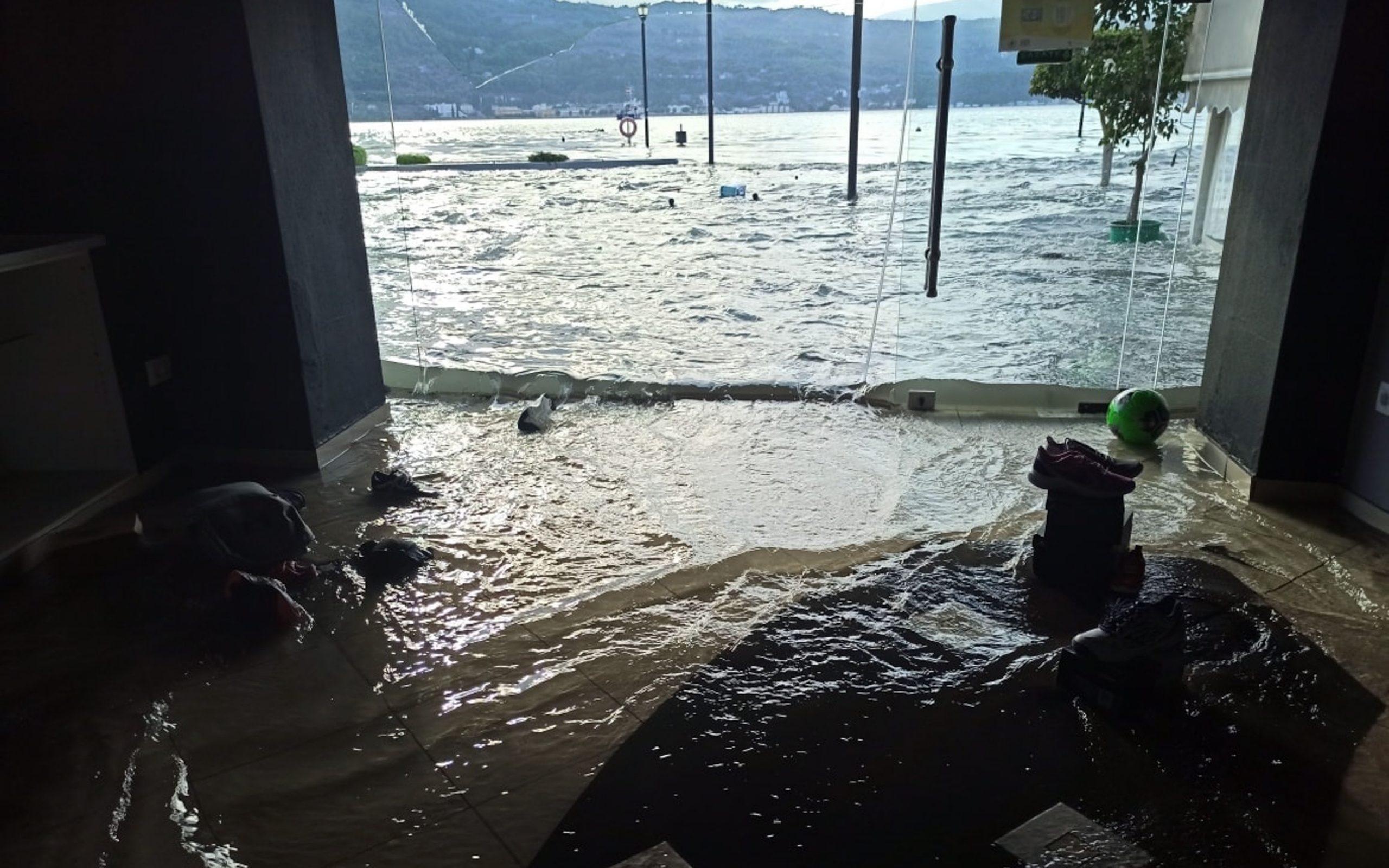 τρέχαμε-η-θάλασσα-μάς-έφτανε-561138415