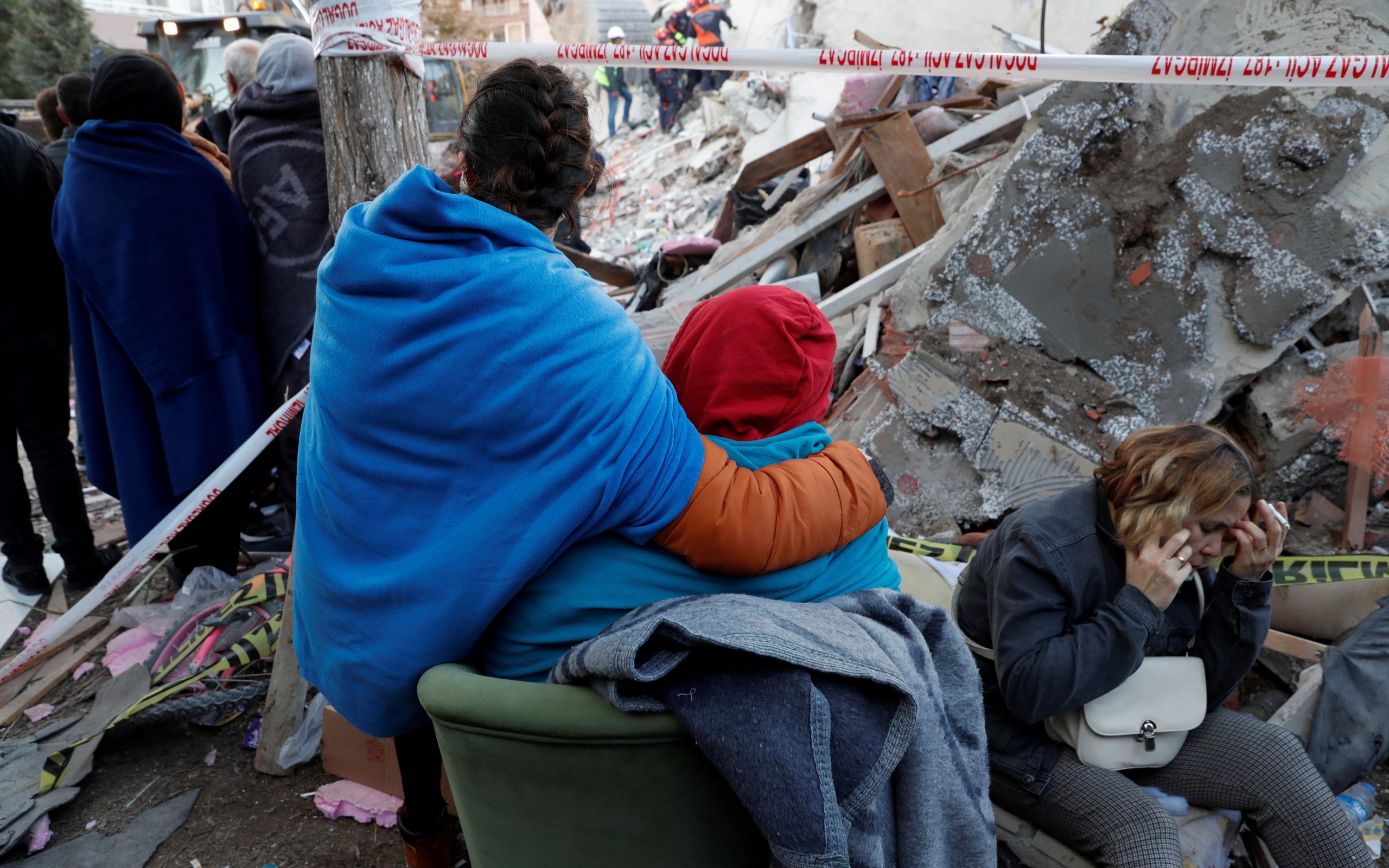 αναζητούν-επιζώντες-στα-συντρίμμια-561137977