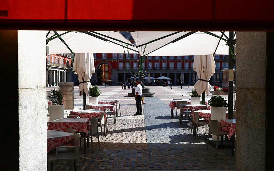 ισπανία-πτώση-76-στις-αφίξεις-ξένων-του-561101269