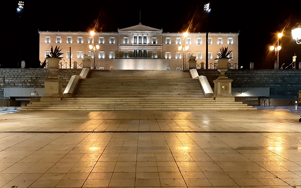 η-νύχτα-που-απαγορεύτηκε-η-κυκλοφορία-561132580