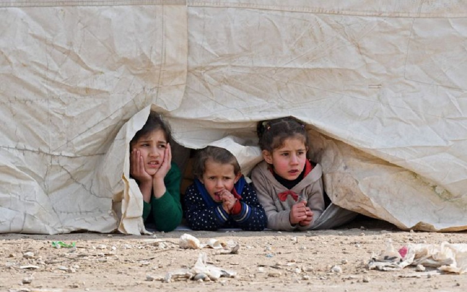 διδάσκοντας-αγγλικά-στα-παιδιά-της-συ-561105643