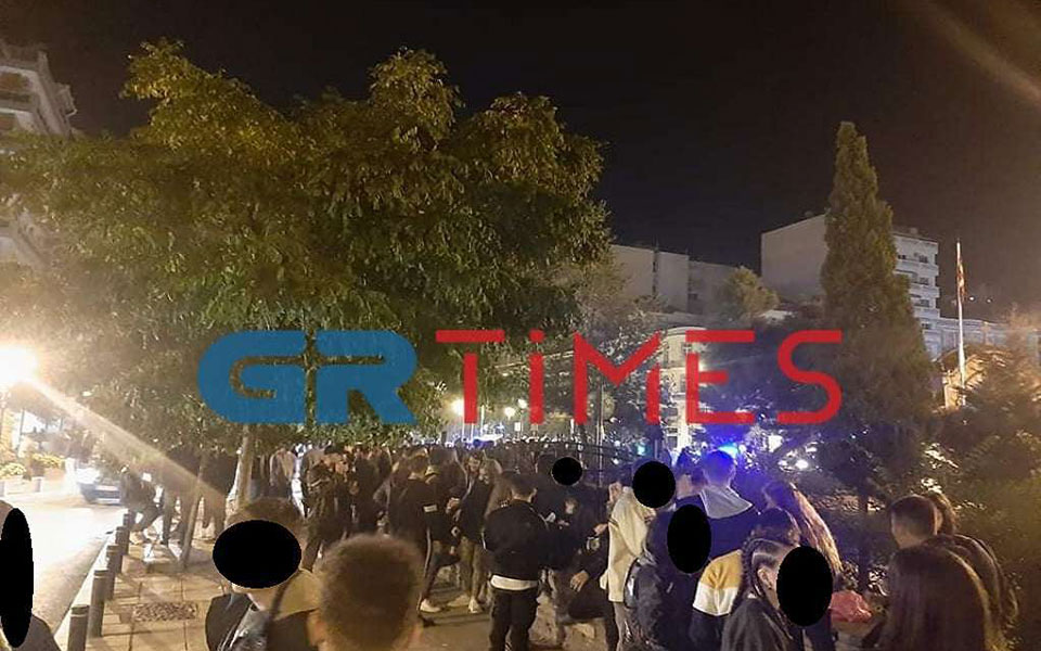 Μεγάλος συνωστισμός χθες στη Θεσσαλονίκη – Παρενέβη η αστυνομία (βίντεο)-1