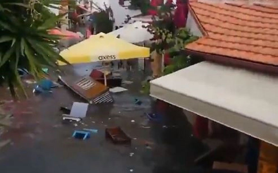 ζημιές-και-μικρό-τσουνάμι-στην-τουρκί-561137125