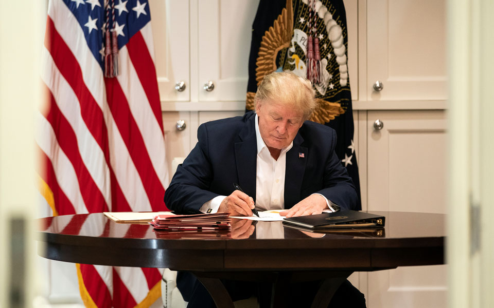 Καμπανάκι από γιατρούς: Επικίνδυνο το πρόωρο εξιτήριο για Τραμπ-2