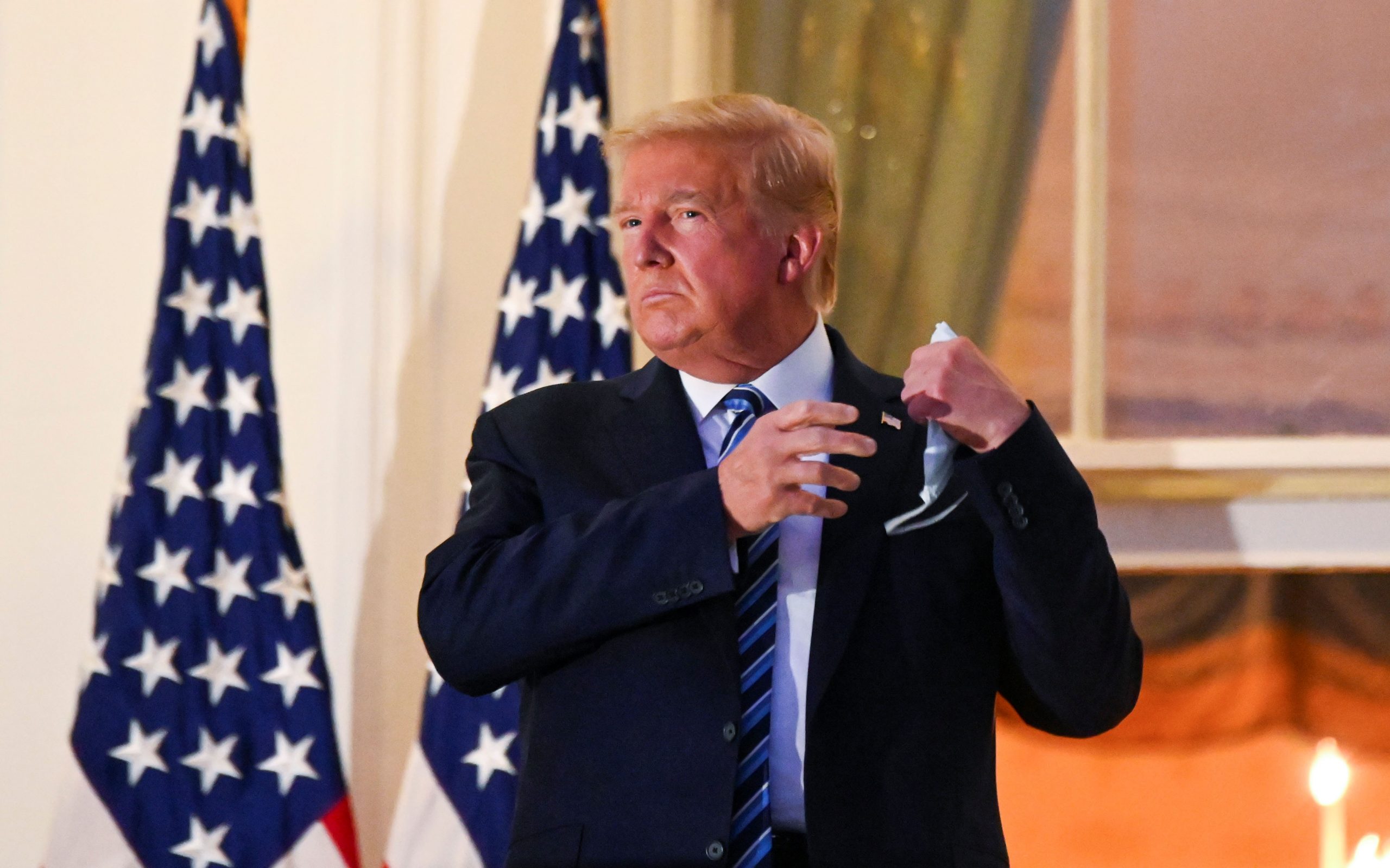 εξιτήριο-για-τον-τραμπ-έβγαλε-τη-μάσκ-561105229