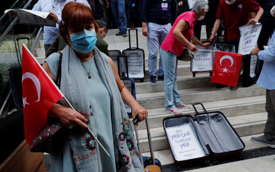 τουρκία-οι-αρχές-ανακοίνωσαν-1-693-νέα-κρο-561118654