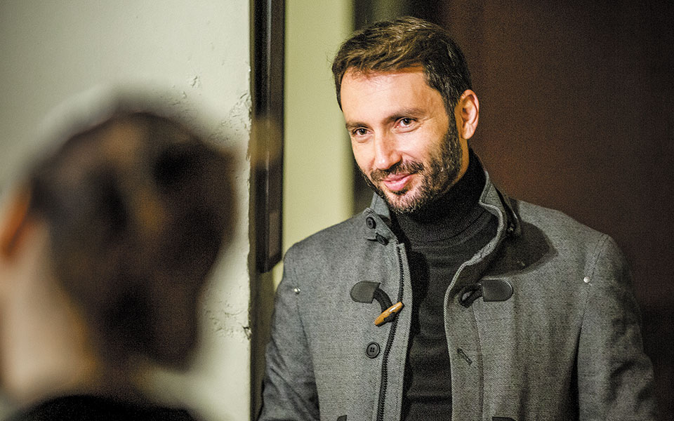 ενα-εικοσιτετράωρο-με-τον-τραγουδισ-561120283