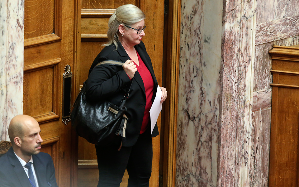 τέλος-από-τη-βουλή-η-ελένη-ζαρούλια-561111358