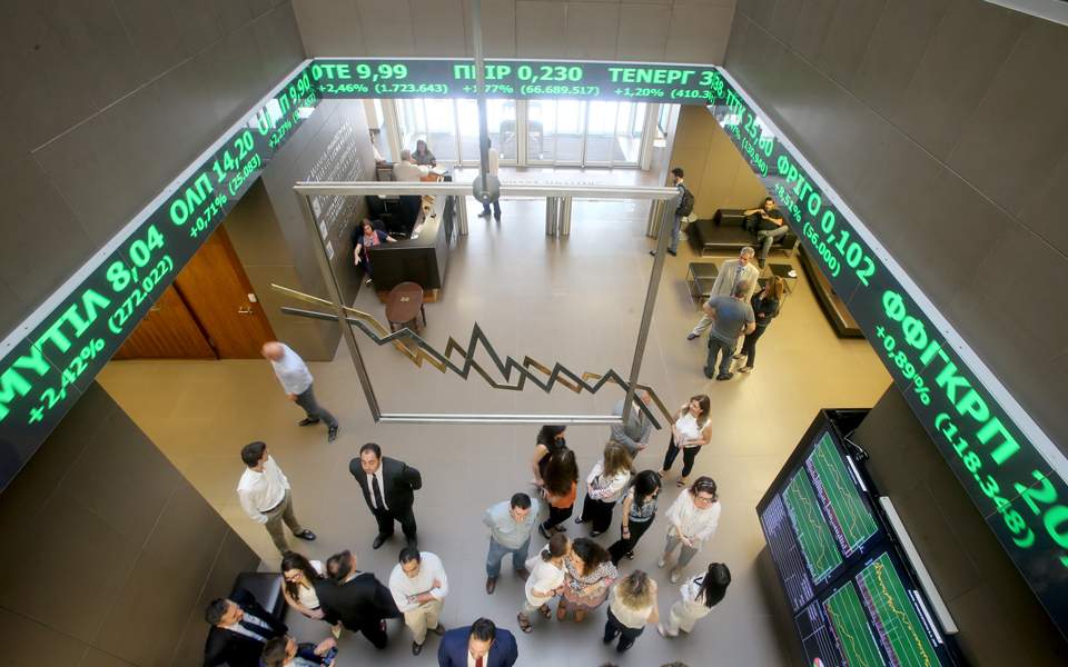 χ-α-διστακτική-άνοδος-με-το-βλέμμα-στις-561144559