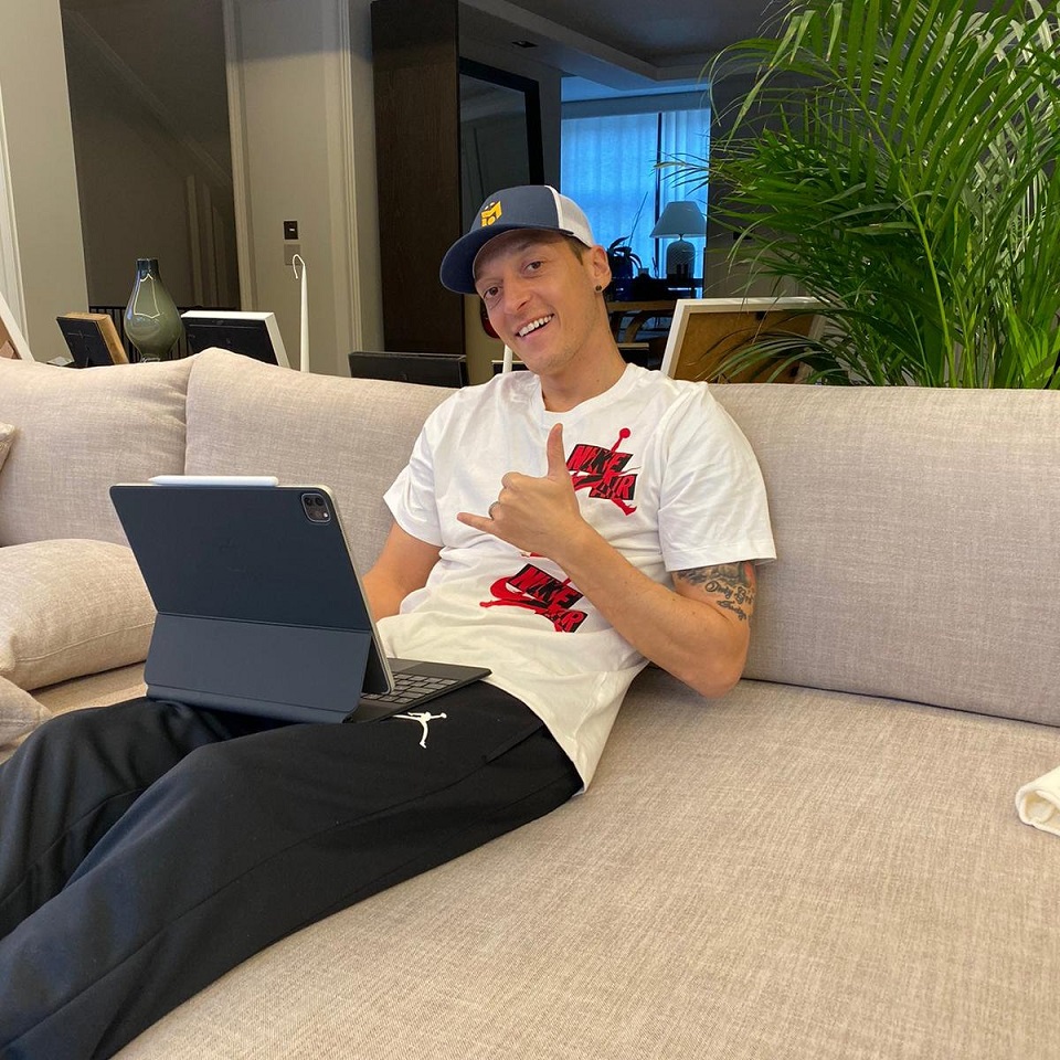 μεσούτ-οζίλ-από-ποδοσφαιριστής-αναλ-561141232