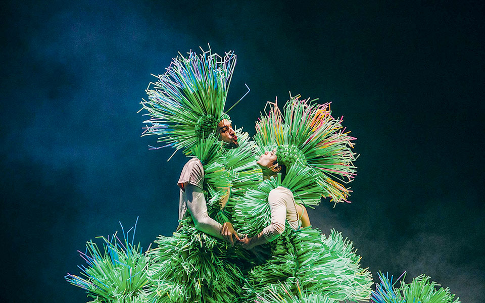 σηκώνουν-ψηφιακή-αυλαία-561151441