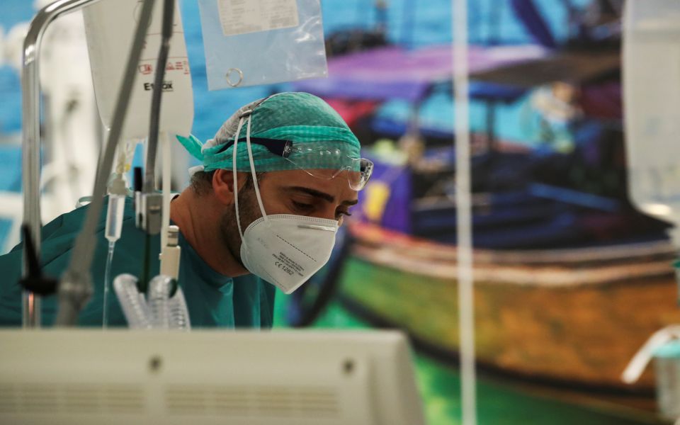 σε-νέο-υψηλό-τα-κρούσματα-2-166-επιπλέον-πε-561142771