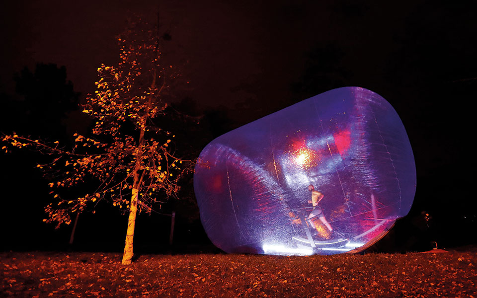 μόνος-στο-πάρκο-561151870