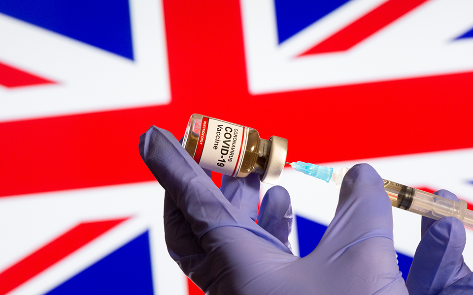 εμβόλιο-με-τη-βρετανική-σημαία-στη-συσ-561176149