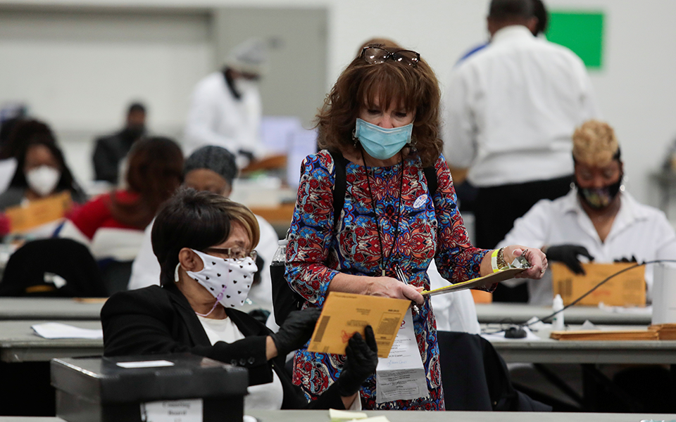 ο-τραμπ-εγκαταλείπει-τη-νομική-μάχη-στ-561165349