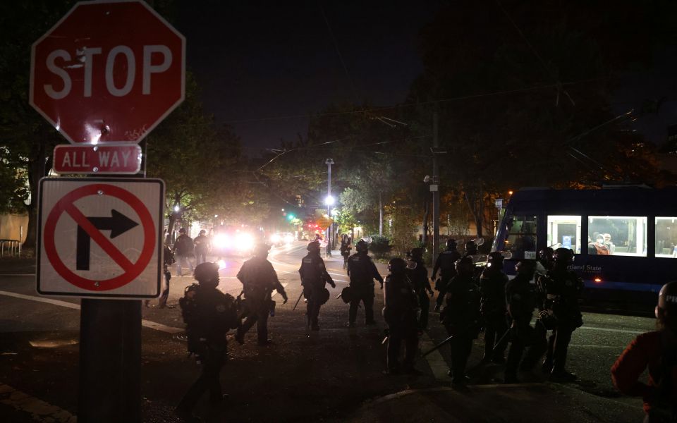 ηπα-οπλισμένοι-διαδηλωτές-έκαψαν-αμε-561144469