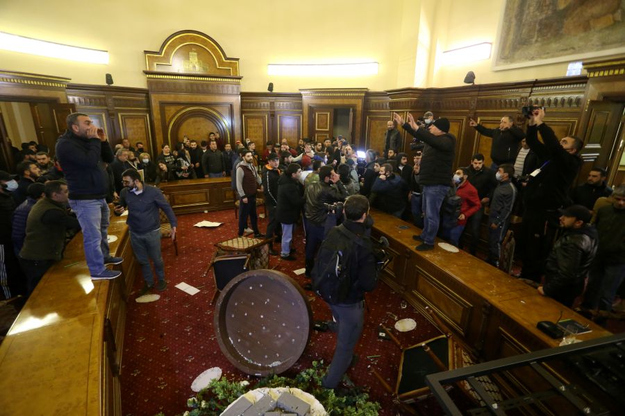 αρμενία-διαδηλωτές-εισέβαλαν-στο-κοι-561150874