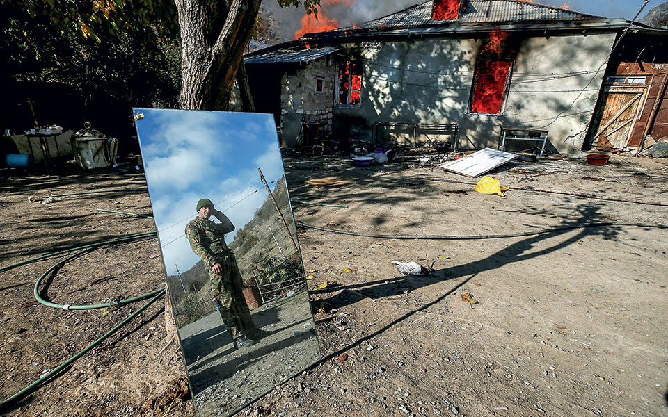 η-ιστορία-γράφεται-με-στάχτη-561172447