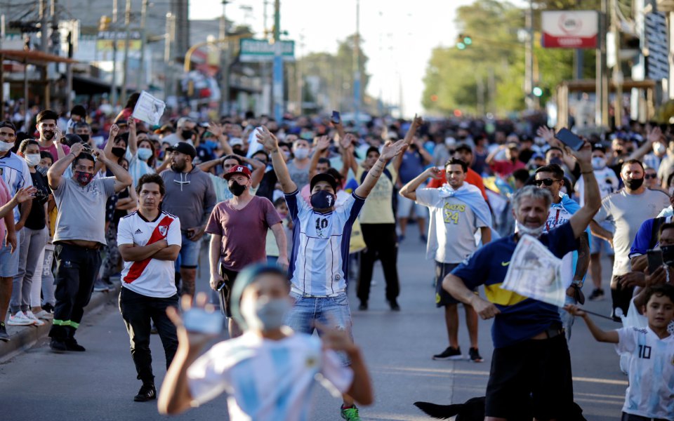 Στην αιωνιότητα ο Μαραντόνα – Χιλιάδες άνθρωποι τον συνόδευσαν στην τελευταία του κατοικία-2