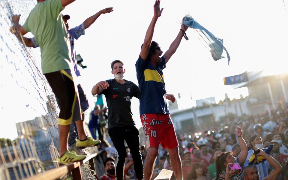 Στην αιωνιότητα ο Μαραντόνα – Χιλιάδες άνθρωποι τον συνόδευσαν στην τελευταία του κατοικία-8