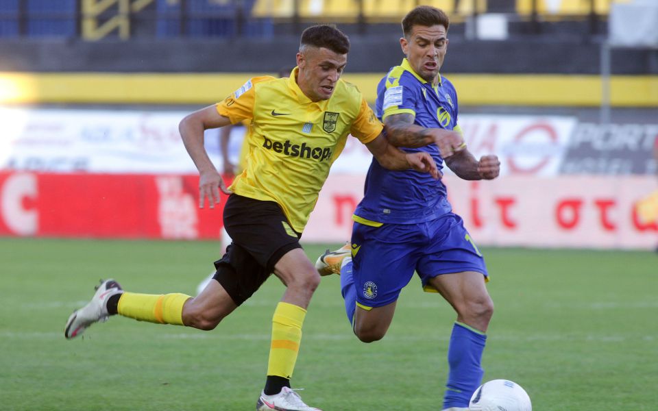 αήττητος-και-μόνος-πρώτος-παραμένει-ο-561140410