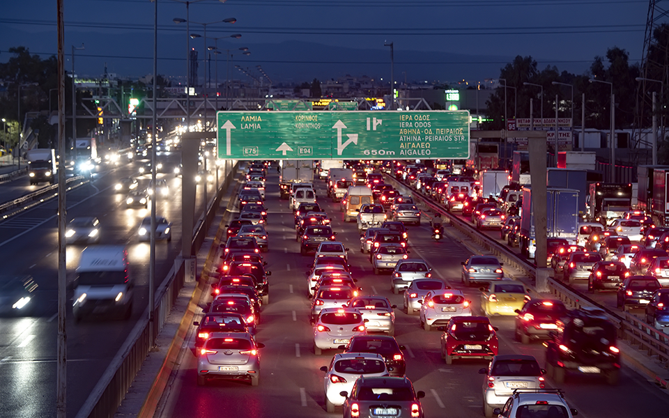 κυκλοφοριακό-χάος-στους-δρόμους-λίγο-561147493