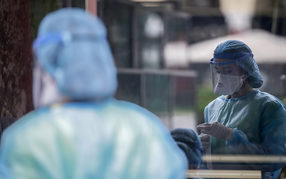 σε-επίπεδα-ρεκόρ-θάνατοι-και-διασωλη-561166828