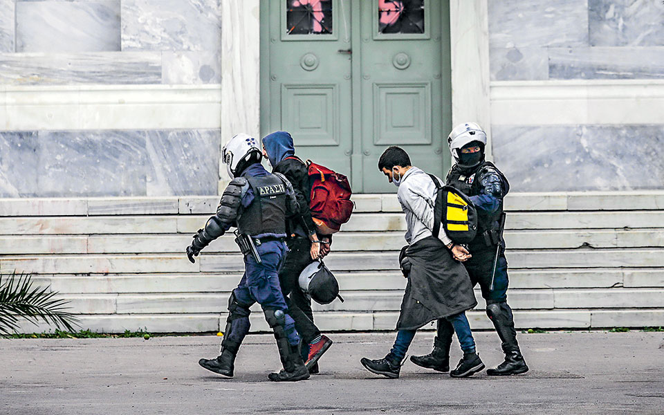 σφραγίζεται-το-πολυτεχνείο-λόγω-covid-19-561157498