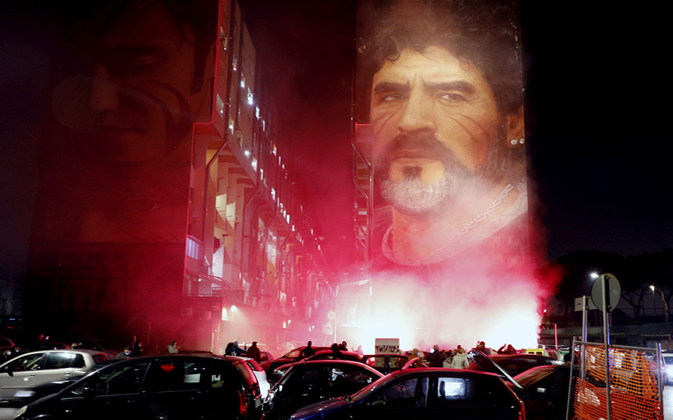 Ολονυκτία πένθους και τιμής για τον Μαραντόνα (εικόνες)-10