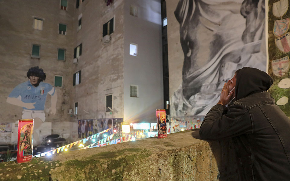 Ολονυκτία πένθους και τιμής για τον Μαραντόνα (εικόνες)-13