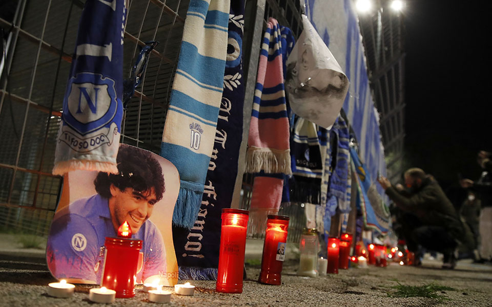 Ολονυκτία πένθους και τιμής για τον Μαραντόνα (εικόνες)-11