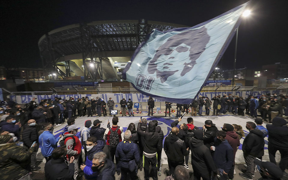 Ολονυκτία πένθους και τιμής για τον Μαραντόνα (εικόνες)-12