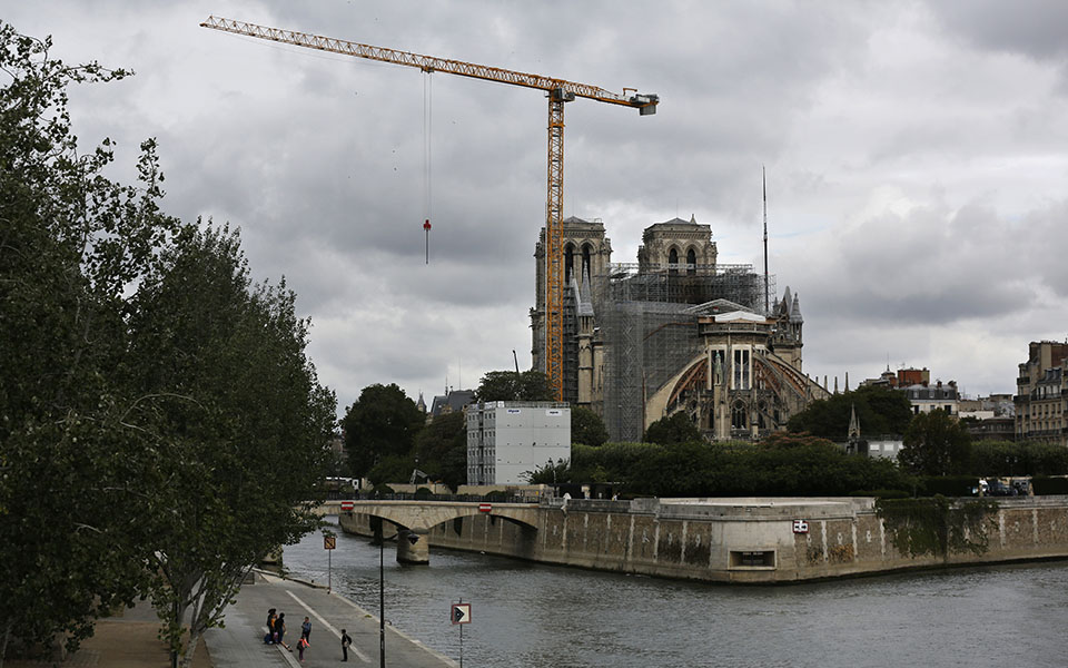 παναγία-των-παρισίων-η-πρώτη-χριστουγ-561179098